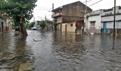 Bronca e indignación de los vecinos de Avellaneda con Ferraresi por las inundaciones
